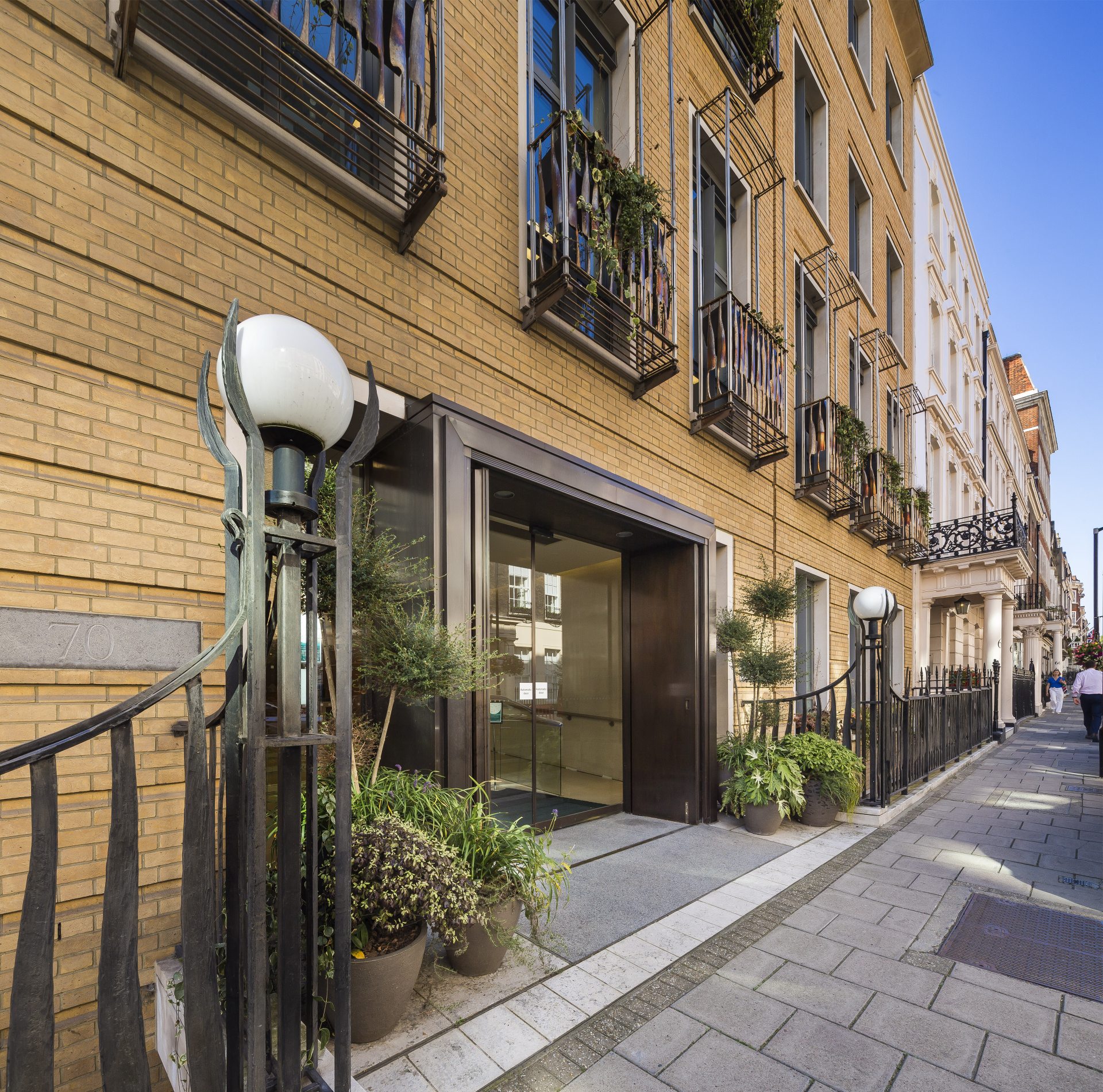 GFZ 70 Grosvenor St 0612 Thomas Graham